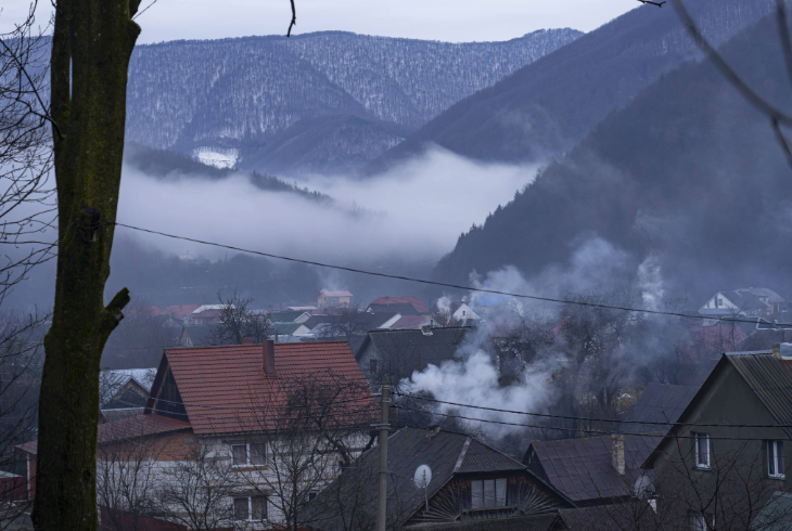 pohľad na obec v zime a dym z komínov