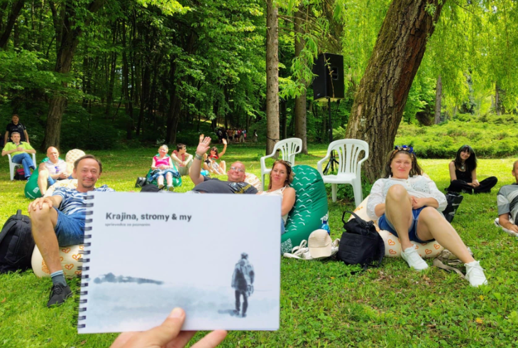publikácia a ľudia na tráve