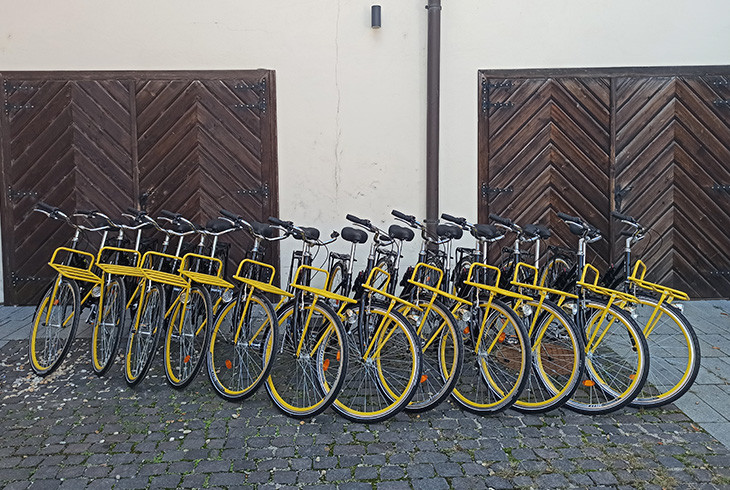 Žlté bicykle naukladané vedľa seba na ulici