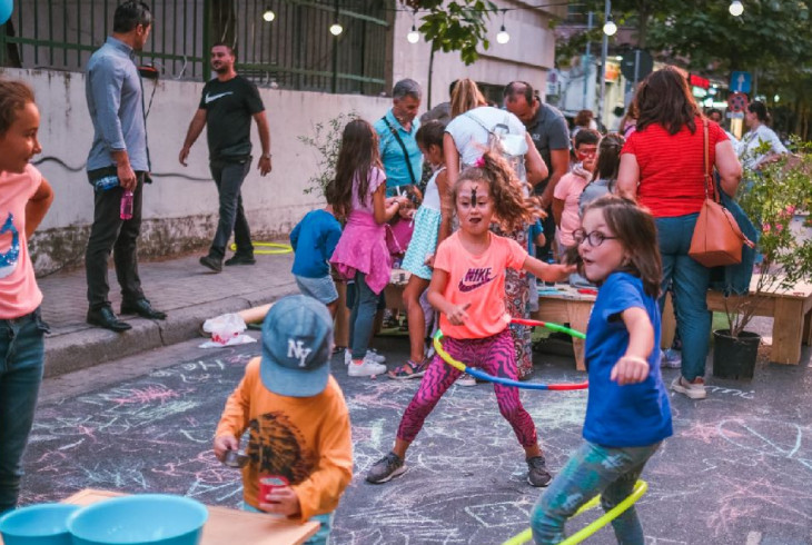 Deti sa hrajú na ulici