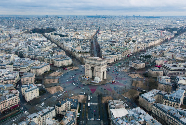 Kruhový objazd okolo Víťazného oblúku v Paríži