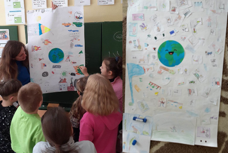 Deti v triede robia plagát o kvalite ovzdušia