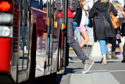 osoba nastupuje do autobusu
