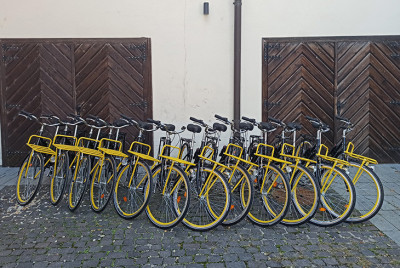 Žlté bicykle naukladané vedľa seba na ulici