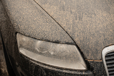 Auto zašpinené od saharského prachu
