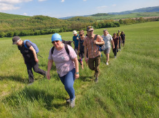 Účastníci teambuildingu počas turistiky v neďalekom okolí 