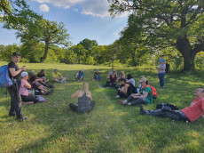 Účastníci teambuildingu počas turistiky v neďalekom okolí 