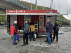 trailer with wood-burning appliances, heating demonstrations