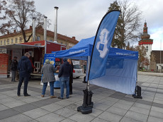 Projektový stánok, demonštračný príves a návštevníci podujatia