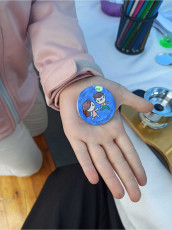 production of badges for children with the populair logo