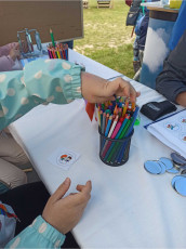 production of badges for children with the populair logo