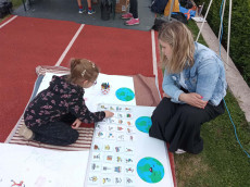 production of badges for children with the populair logo