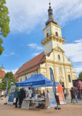 Prednášajúci vysvetľuje účastníkom čo znečisťuje vzduch jemnými prachovými časticami