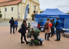 Prednášajúci vysvetľuje účastníkom čo znečisťuje vzduch jemnými prachovými časticami