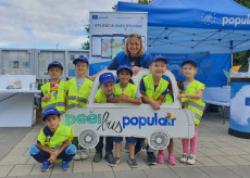 children holding a populair banner