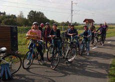 Participants of the study trip on bicycles in a group photo