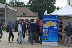 Pohľad na stánok populair s čakajúcimi ľudmi pred ním