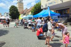 Účastníci podujatia pred projektovým stánkom populair