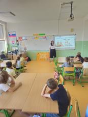 The air quality manager lectures the children about clean and polluted air