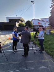 The air quality manager gives an interview to the local media