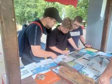 Kids at the info point