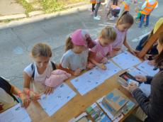 Kids at the info point