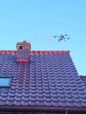 Dron nad rodinným domom