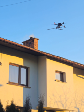 Dron nad rodinným domom