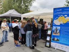 Deti pri info stánku